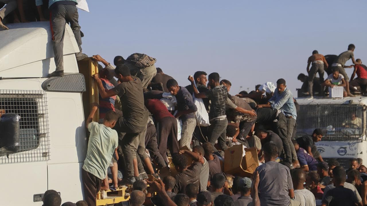 Palestinians struggle to get food