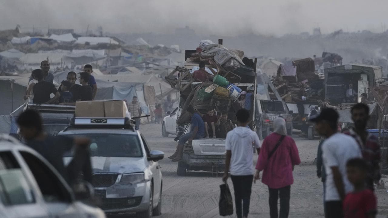 Displaced Palestinians flee the northern Gaza Strip