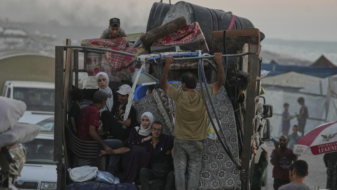 Displaced Palestinians flee the northern Gaza Strip move