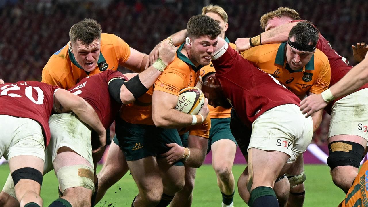 Carlo Tizzano (centre) of the Wallabies