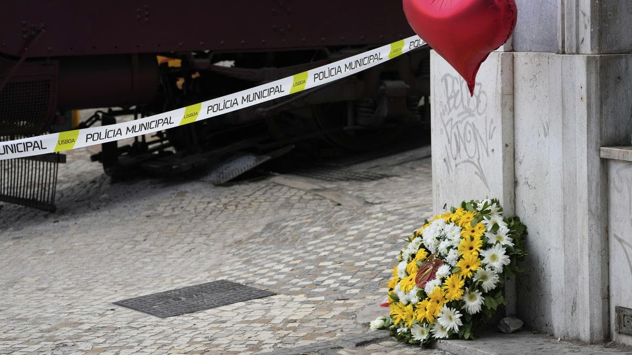 Wreath at site of streetcar crash in Lisbon