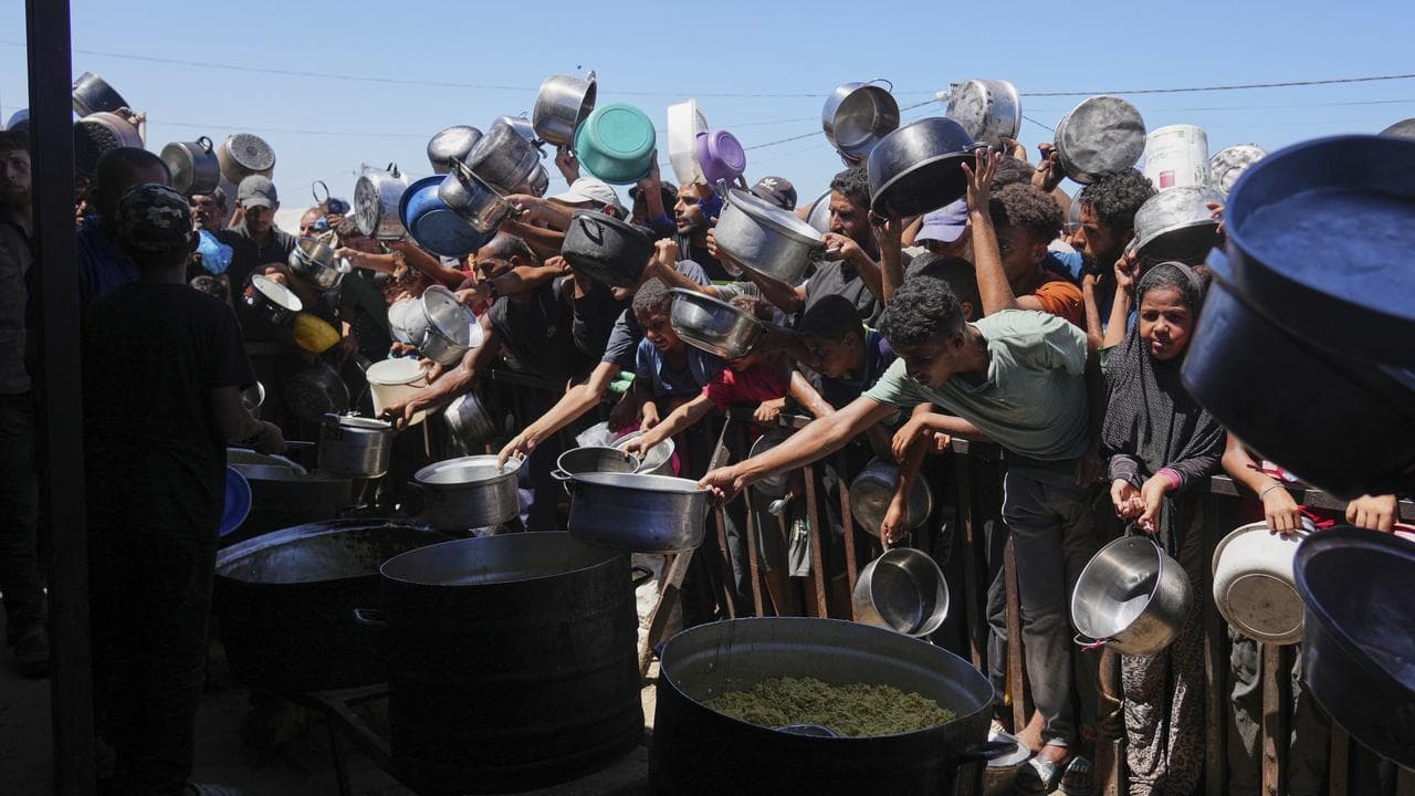 Palestinians struggle to get donated food in Khan Younis
