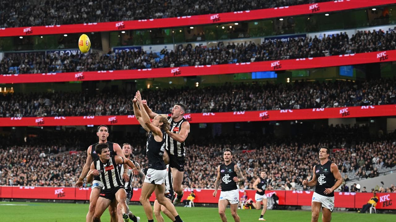 Collingwood and Carlton players at the MCG (file)