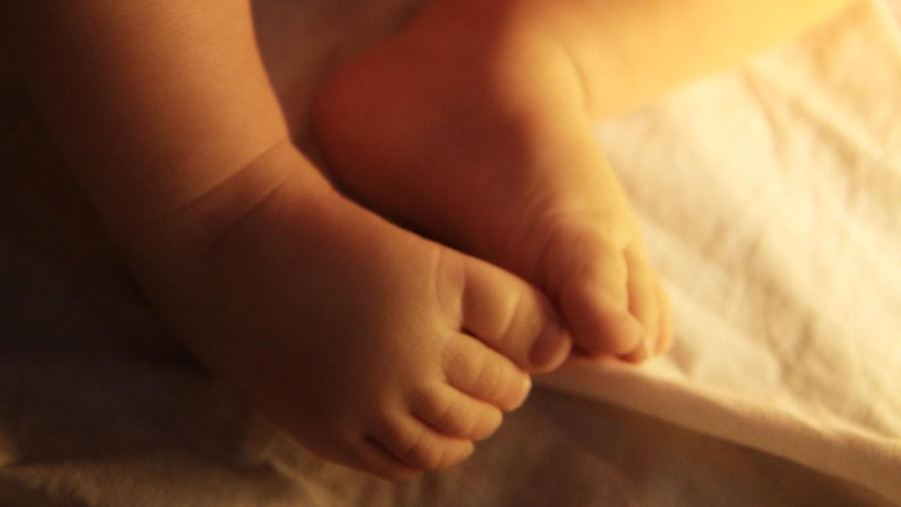 Baby's feet (file)