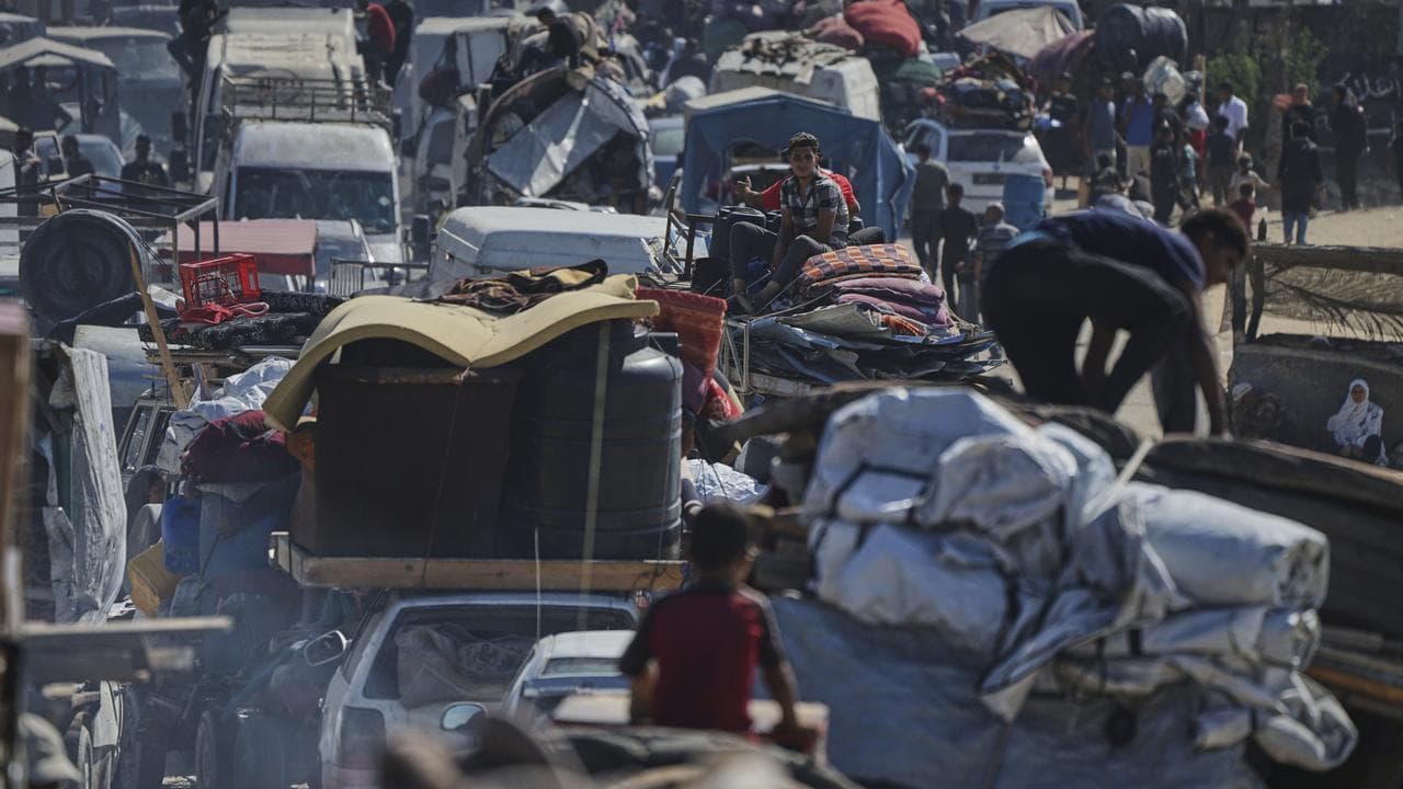 Displaced Palestinians fleei northern Gaza 