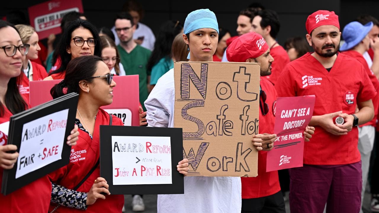 Public hospital doctors in NSW rally