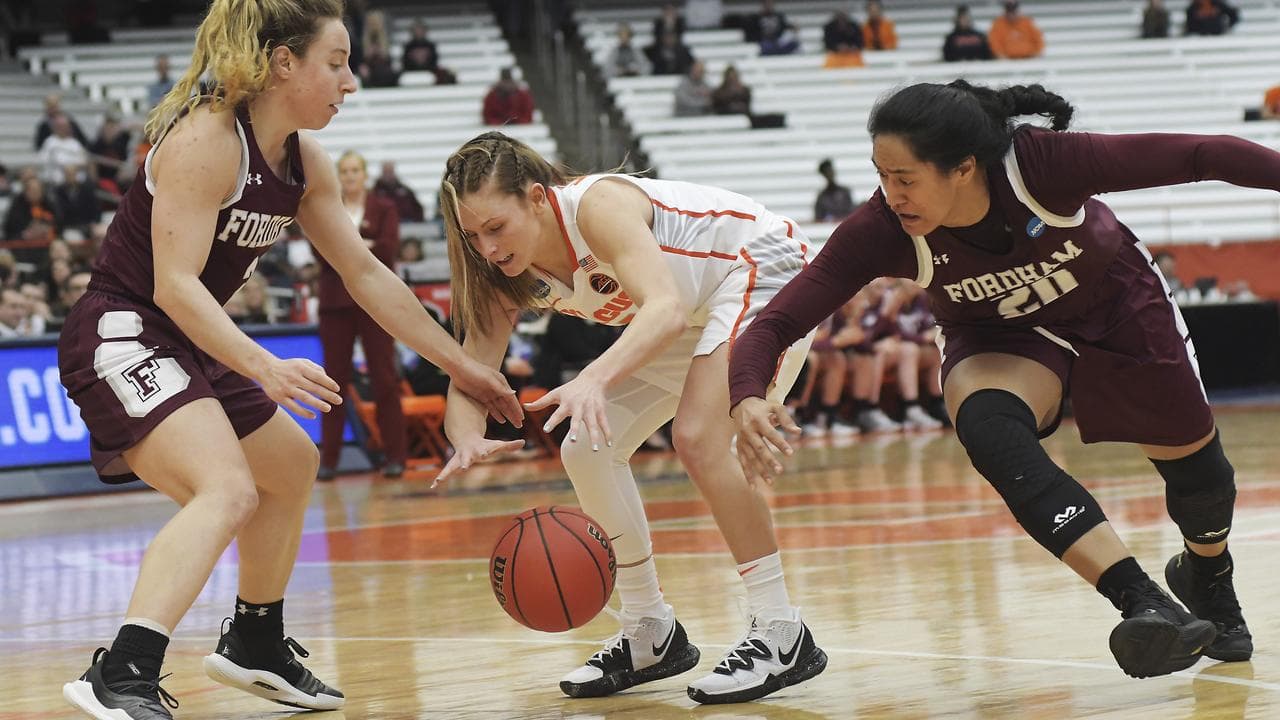 Tiana Mangakahia (centre)
