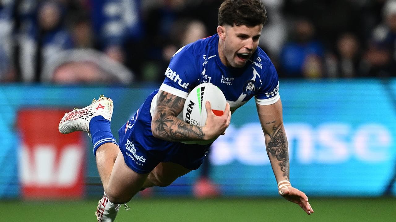 Toby Sexton of the Bulldogs scores a try