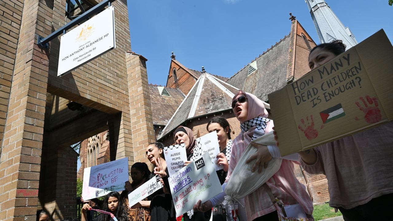 MUMS4REFUGEES RALLY ALBANESE OFFICE