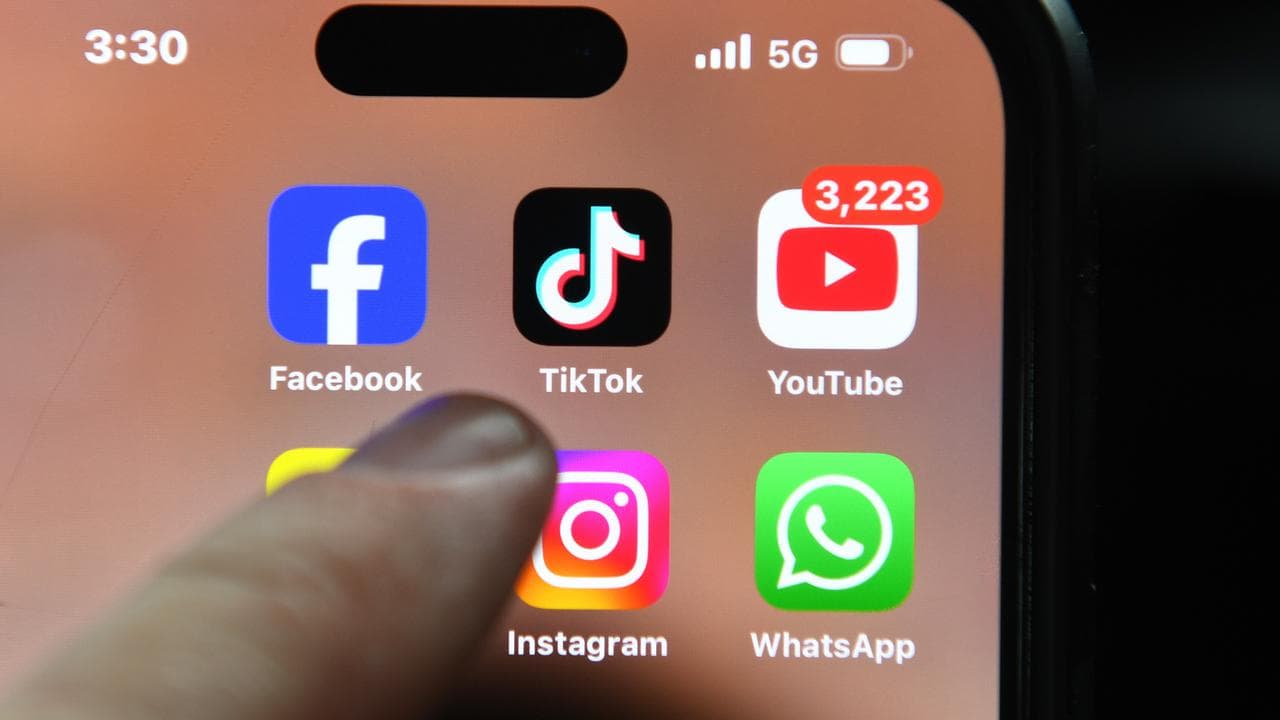 SOCIAL MEDIA APPS STOCK