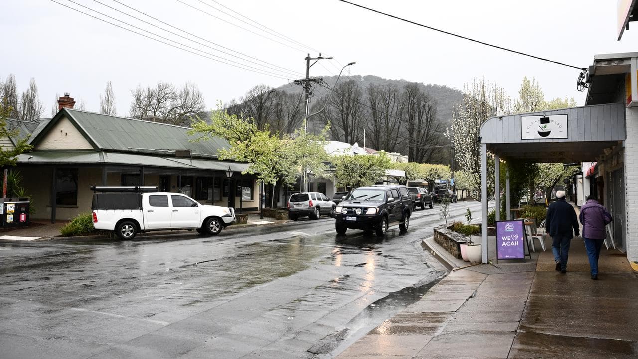 Traffic passing through Bright