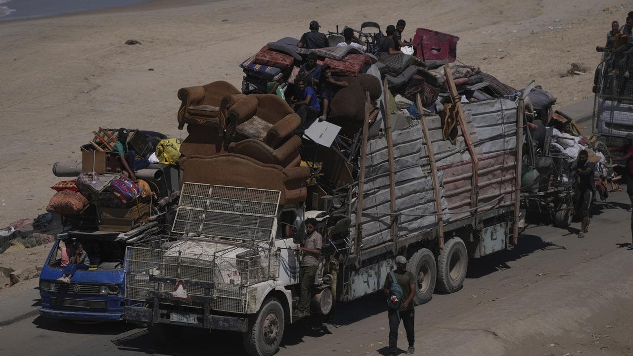 Displaced Palestinians flee northern Gaza Strip