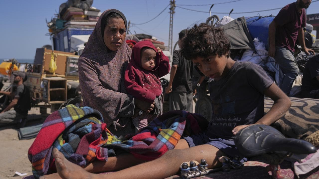 Palestinians flee the northern Gaza Strip