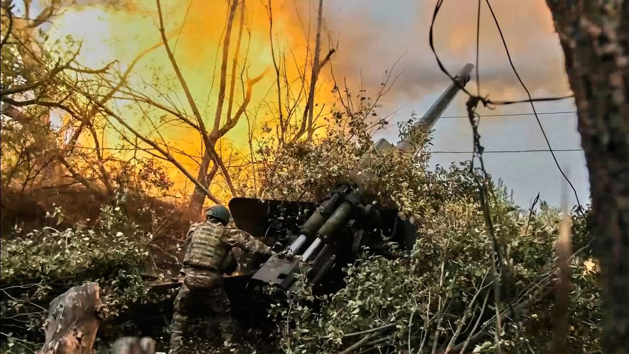 Russian Army howitzer fires towards Ukrainian positions in Ukraine