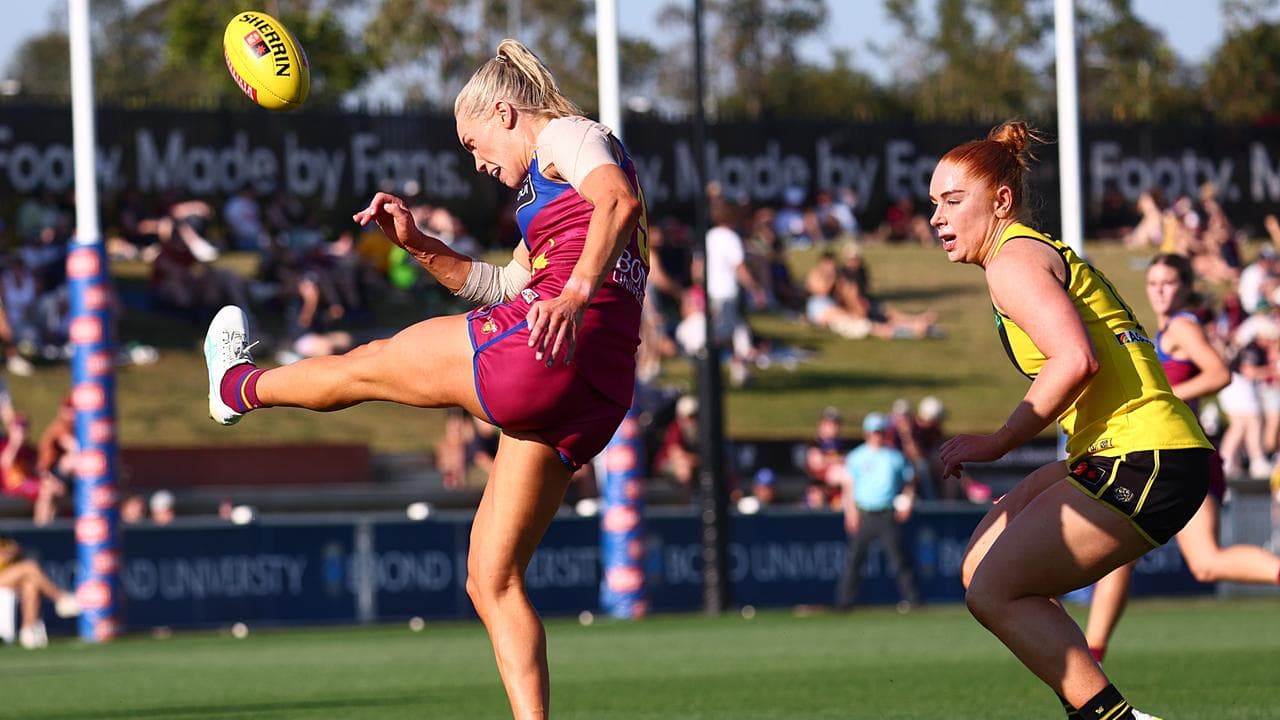Brisbane's Orla O'Dwyer boots the ball goalwards.