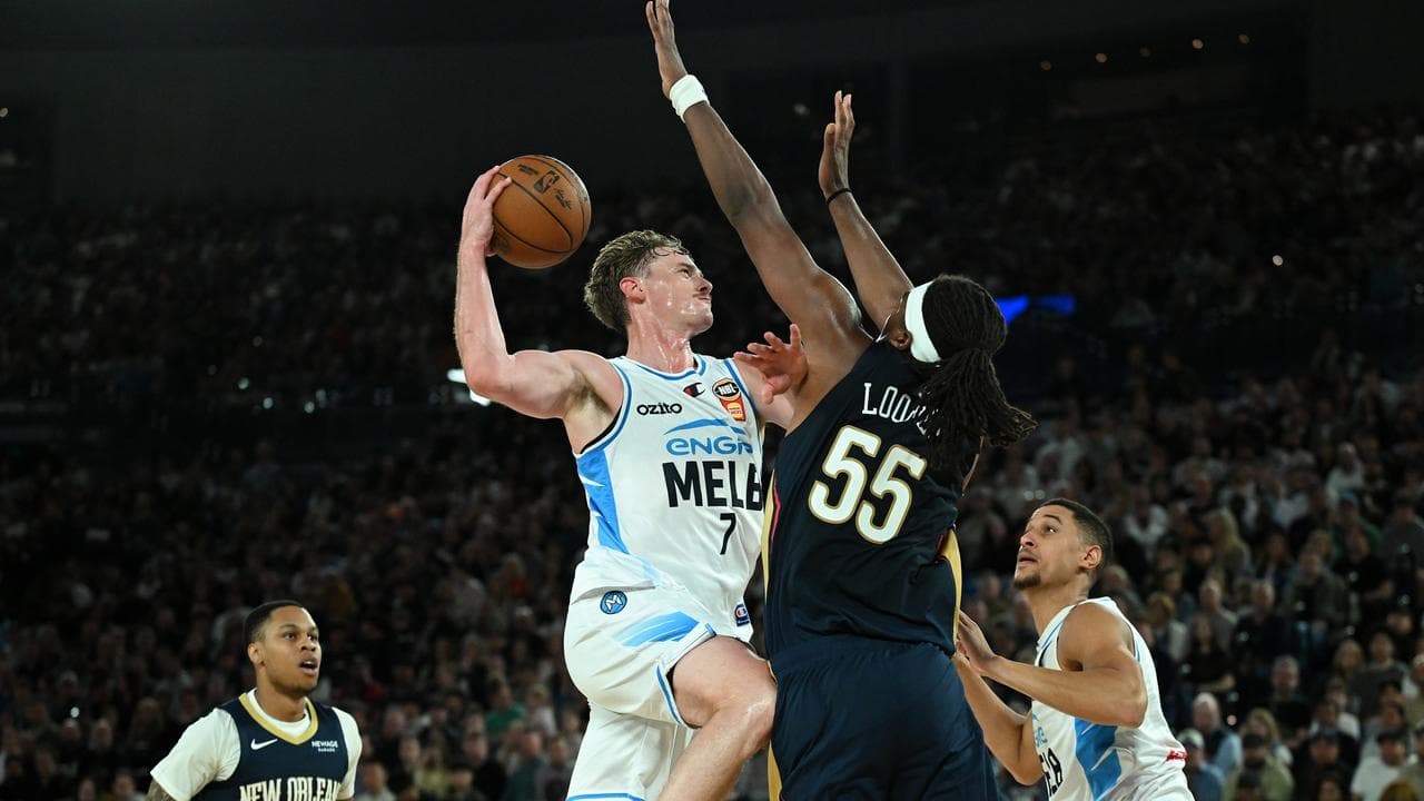 Melbourne United's Finn Delany (left)