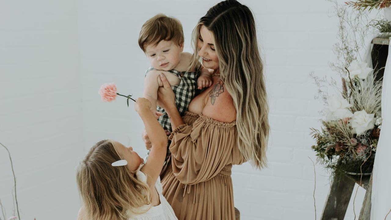 Dani Paranthoiene and children