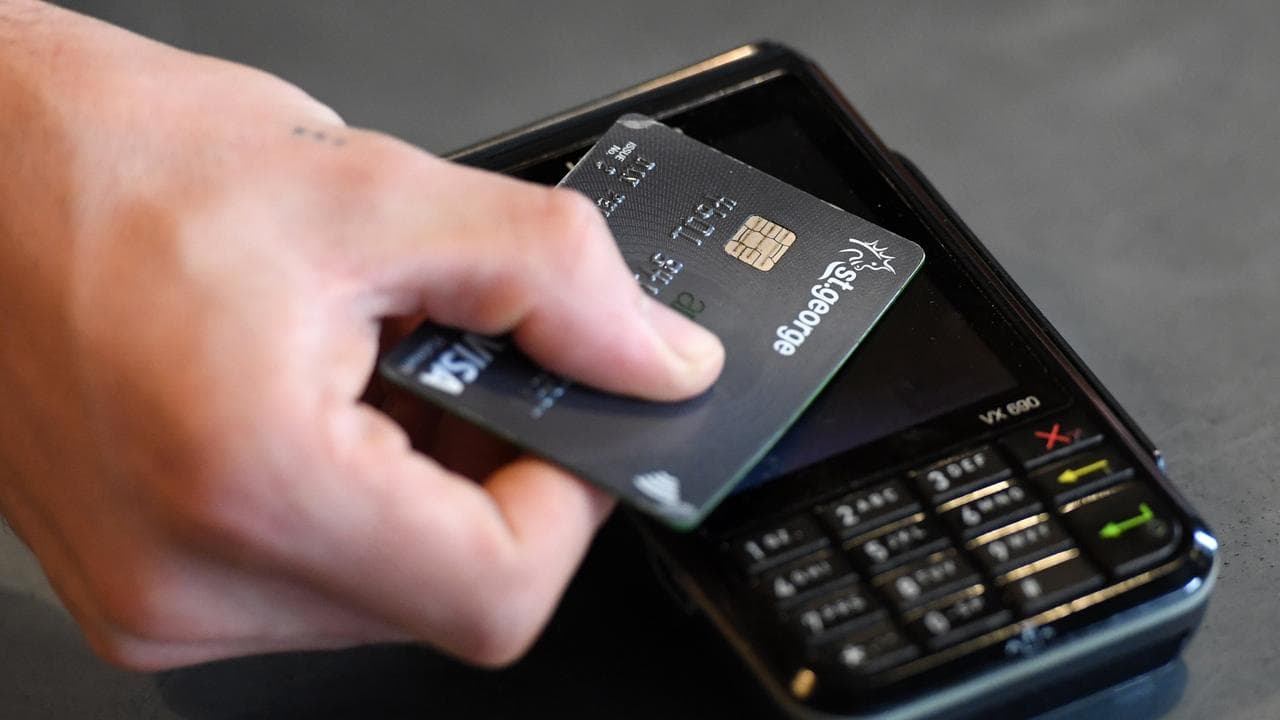 Credit card payment at a cafe in Brisbane
