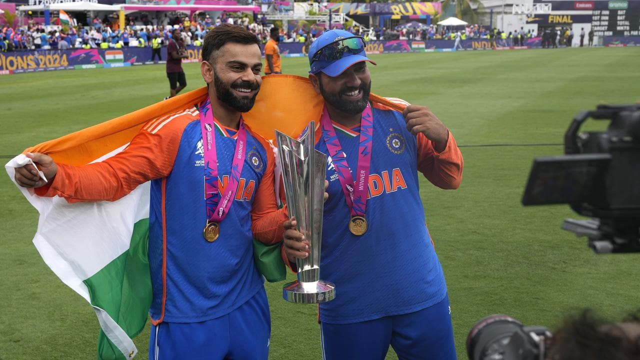 (L-R) Virat Kohli and Rohit Sharma.