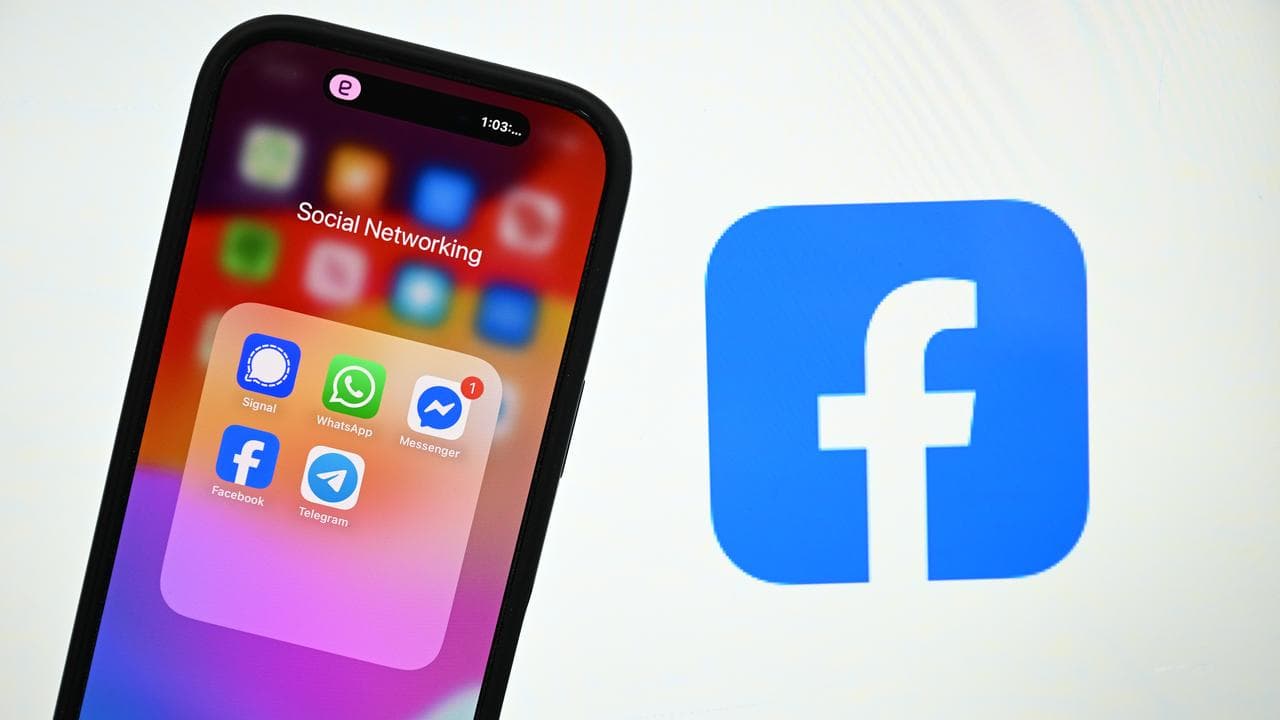 social networking apps displayed on a smart phone