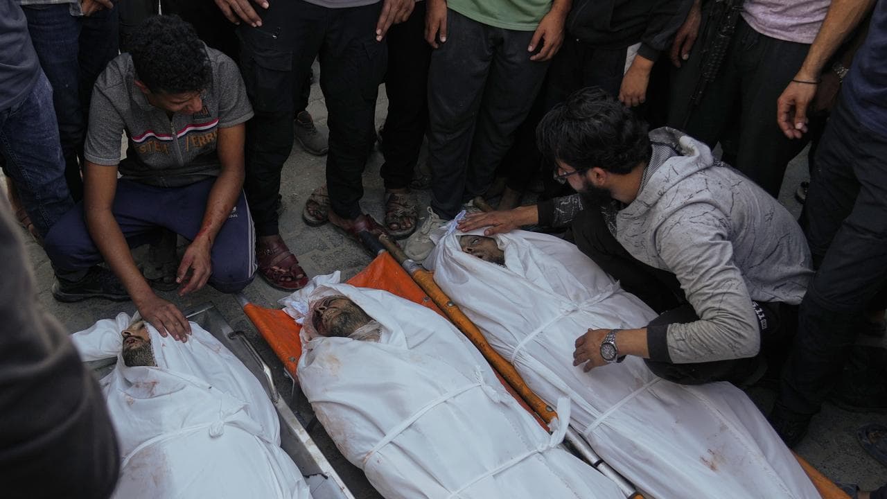 Mourners with the bodies of Palestinians killed by Israeli fire