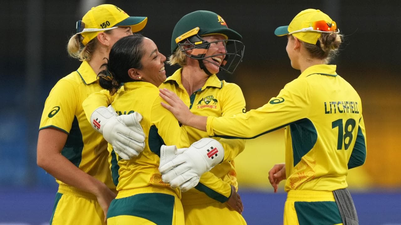 Teammates rush to congratulate Alana King