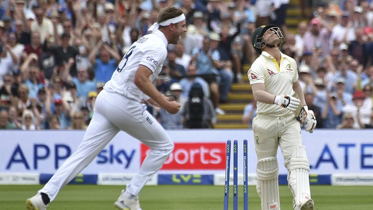 (L-R) Stuart Broad and David Warner.