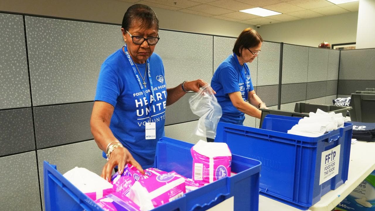 US volunteers put together packages for hurricane victims ni Jamaica
