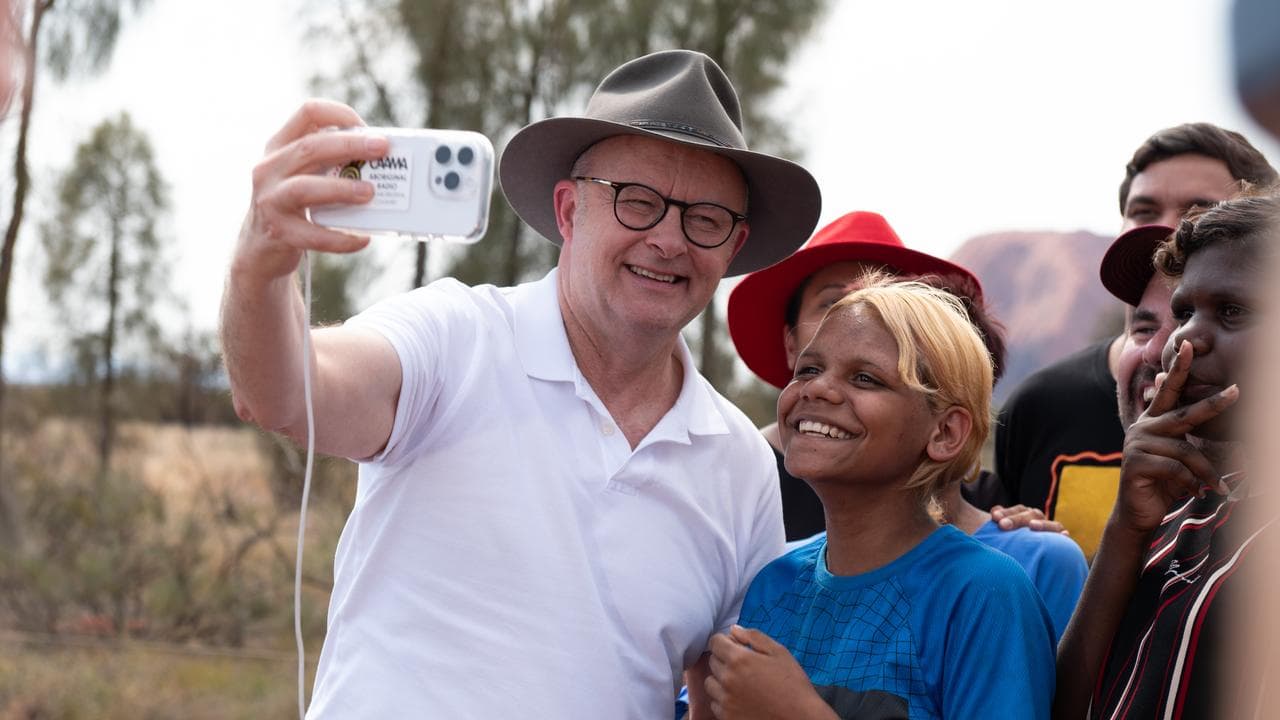 Anthony Albanese takes a selfie with Mutitjulu school student