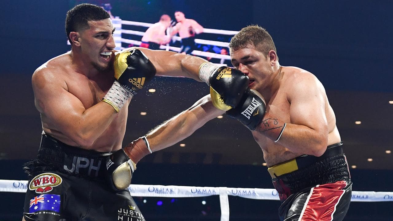 Kiki Leutele (left) fights Justis Huni