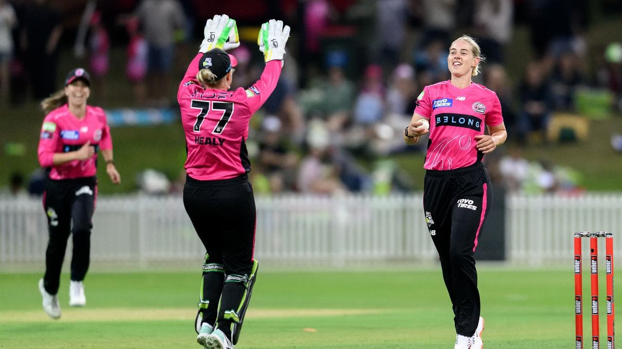 (L-R) Alyssa Healy and Maitlan Brown.