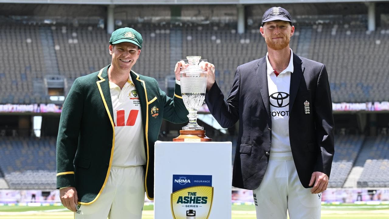 Australian captain Steve Smith (L)