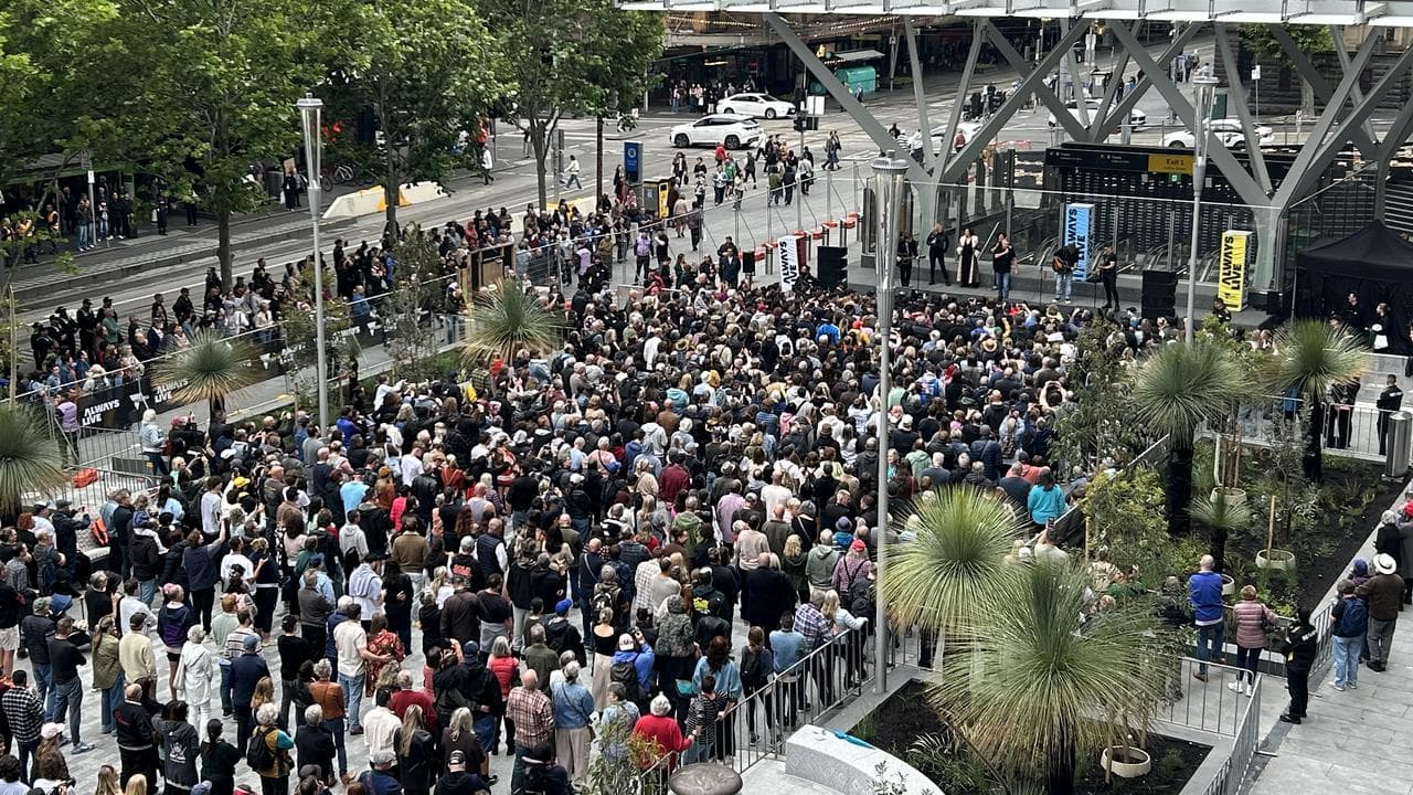 Jimmy Barnes and singer Kate Ceberano perform at City Square