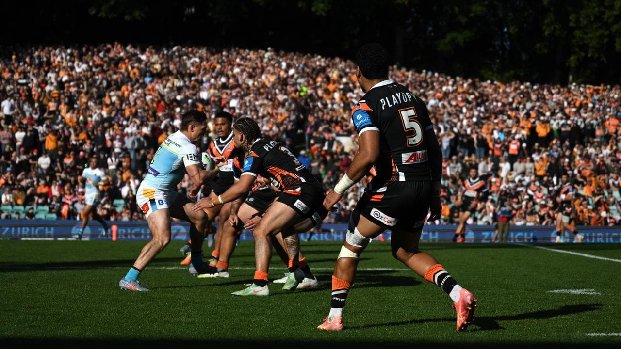 Packed Leichhardt Oval hill.