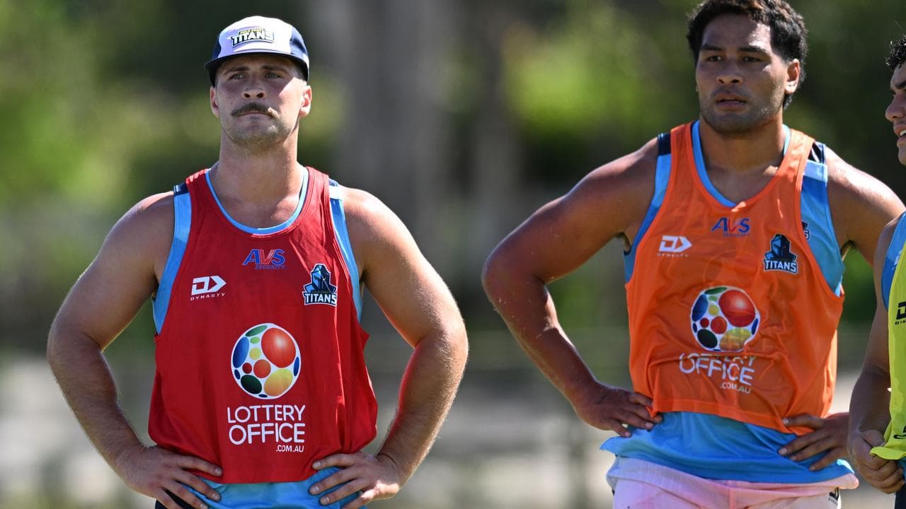 Lachlan Ilias (centre)