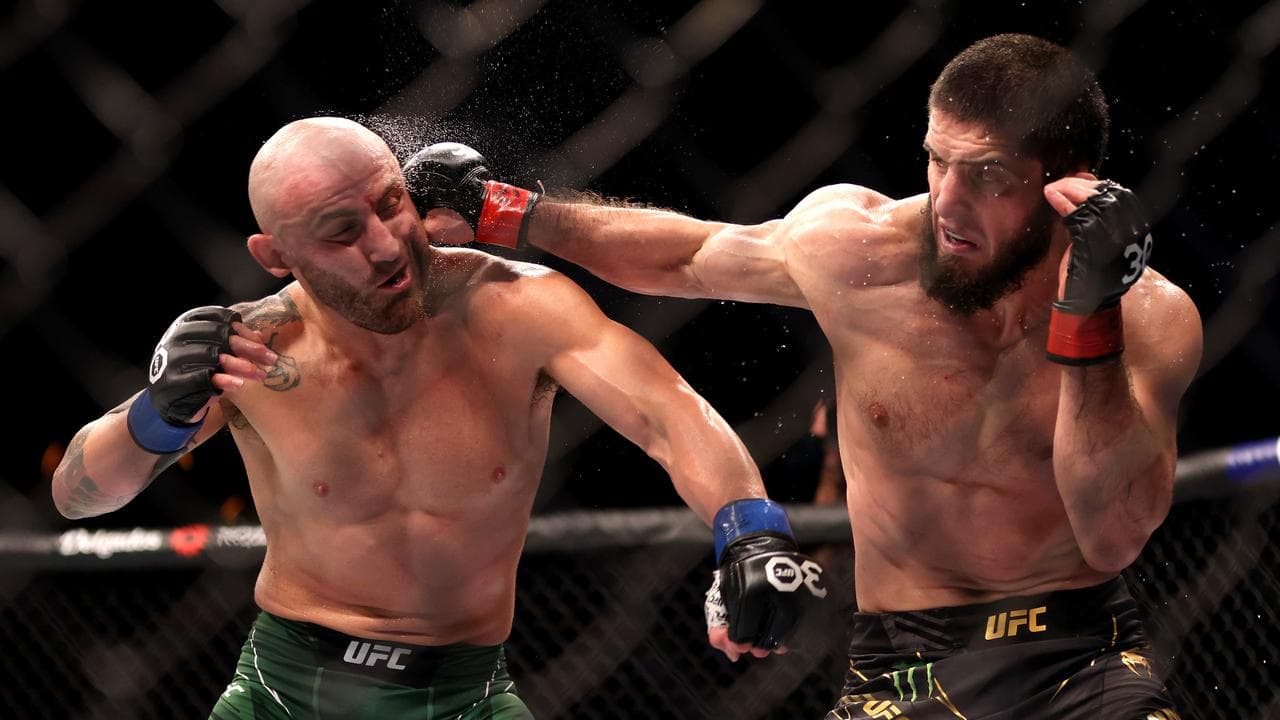 Alex Volkanovski (L) of Australia and Islam