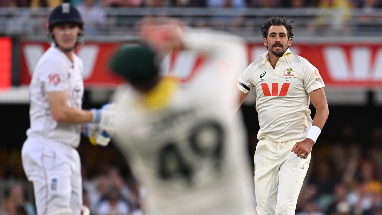 (L-R) Harry Brook, Steve Smith and Mitchell Starc.