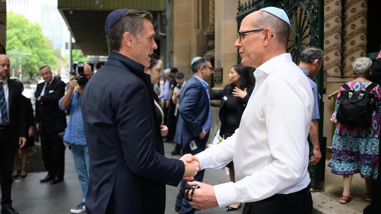 Chris Minns greeted by Grerat Synagogue general manager Larry Dorfan