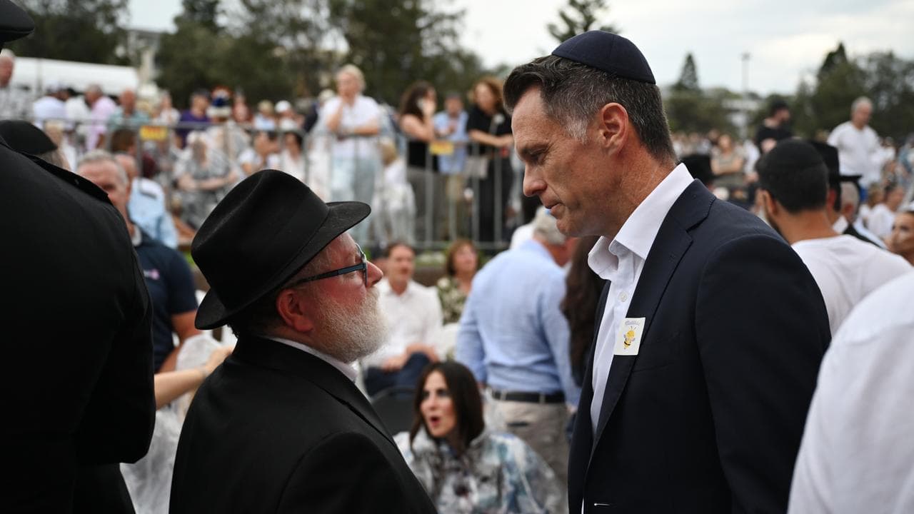 Chris Minns at a Bondi vigil