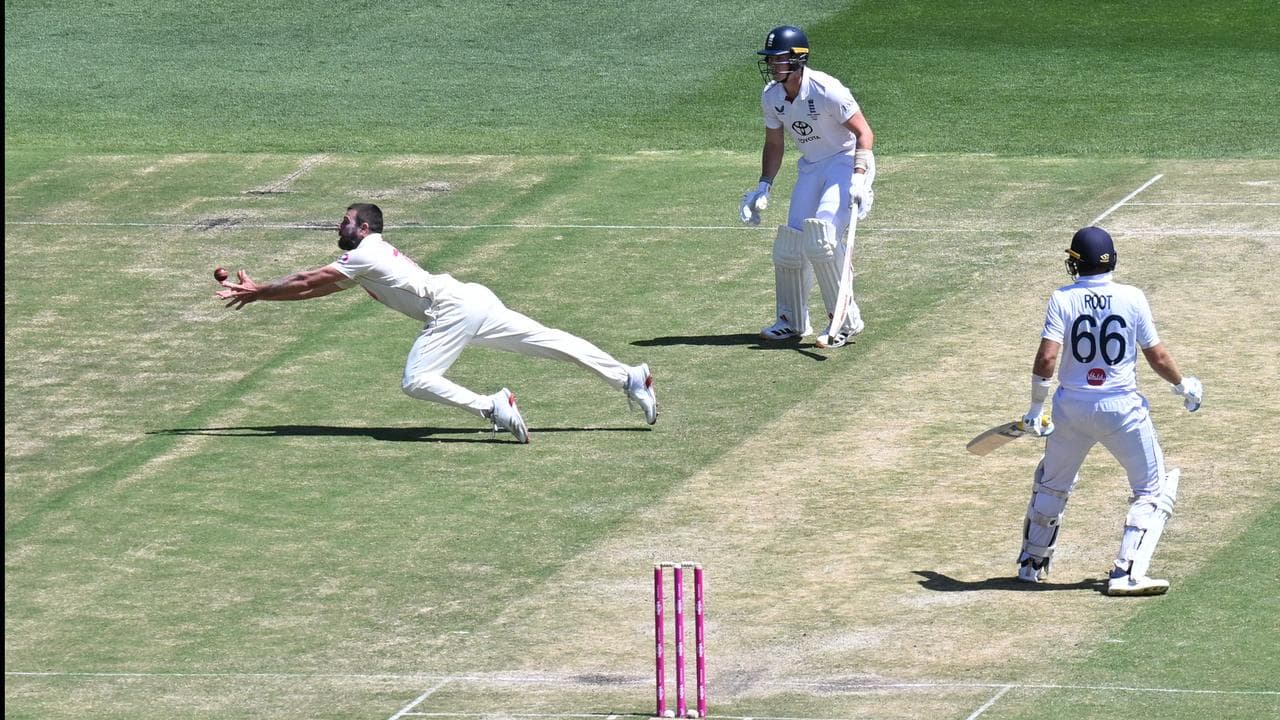 Neser catches Root.