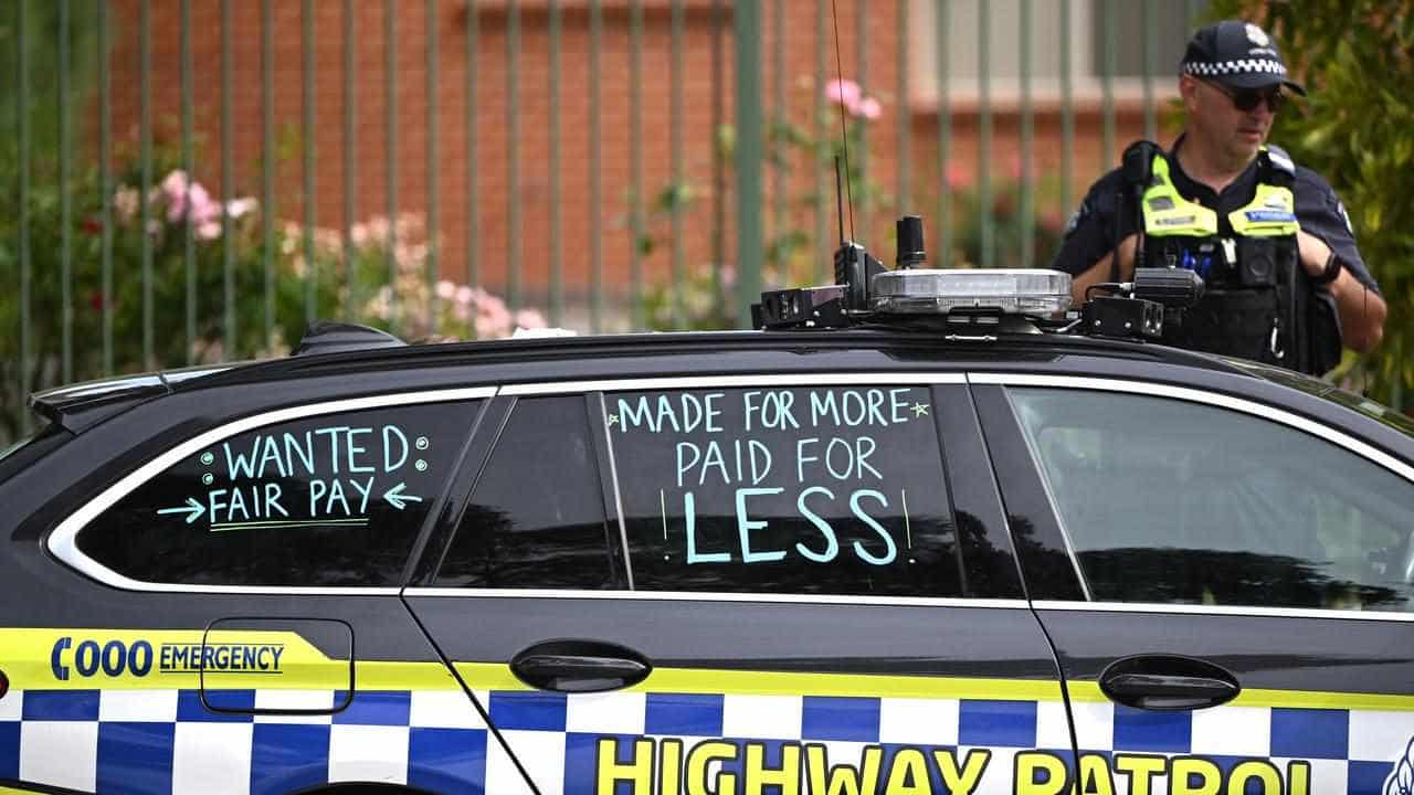 Police end industrial action but pay dispute continues