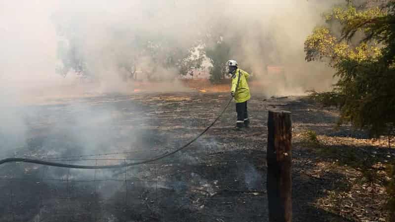 Firefighter dead as bushfire threatens homes in WA