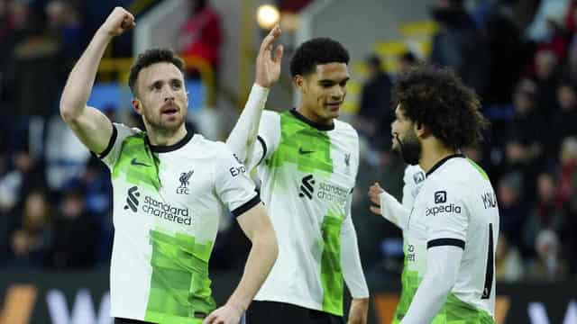 Liverpool beat Burnley to top EPL, Man Utd down Villa