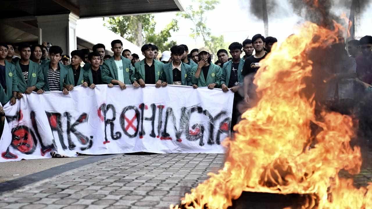 Indonesian mob storms refugee shelter, urge deportation