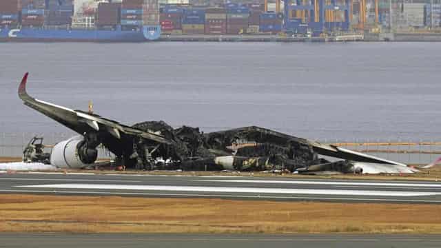 Japan begins twin probes into Tokyo runway collision