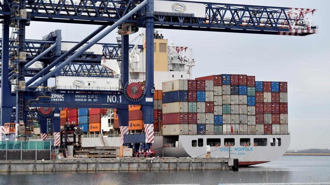 Unions sink calls for government role in port pay clash