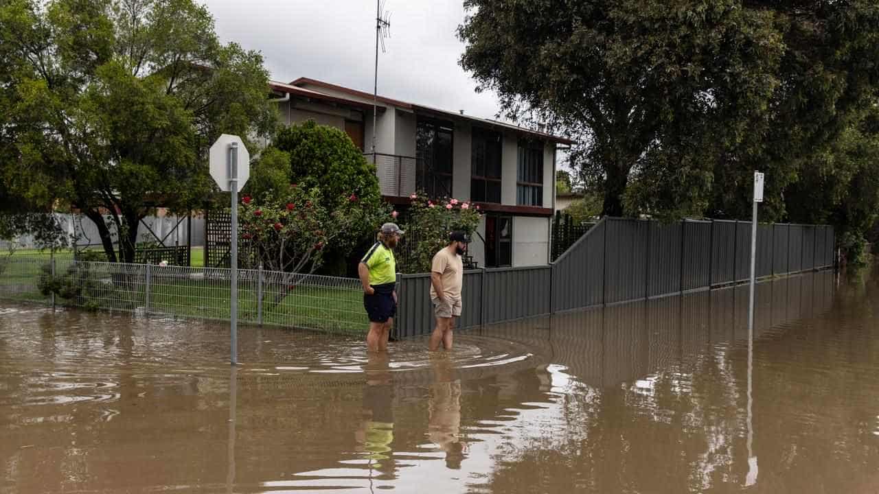 Flood risk persists as warm weather returns to Victoria