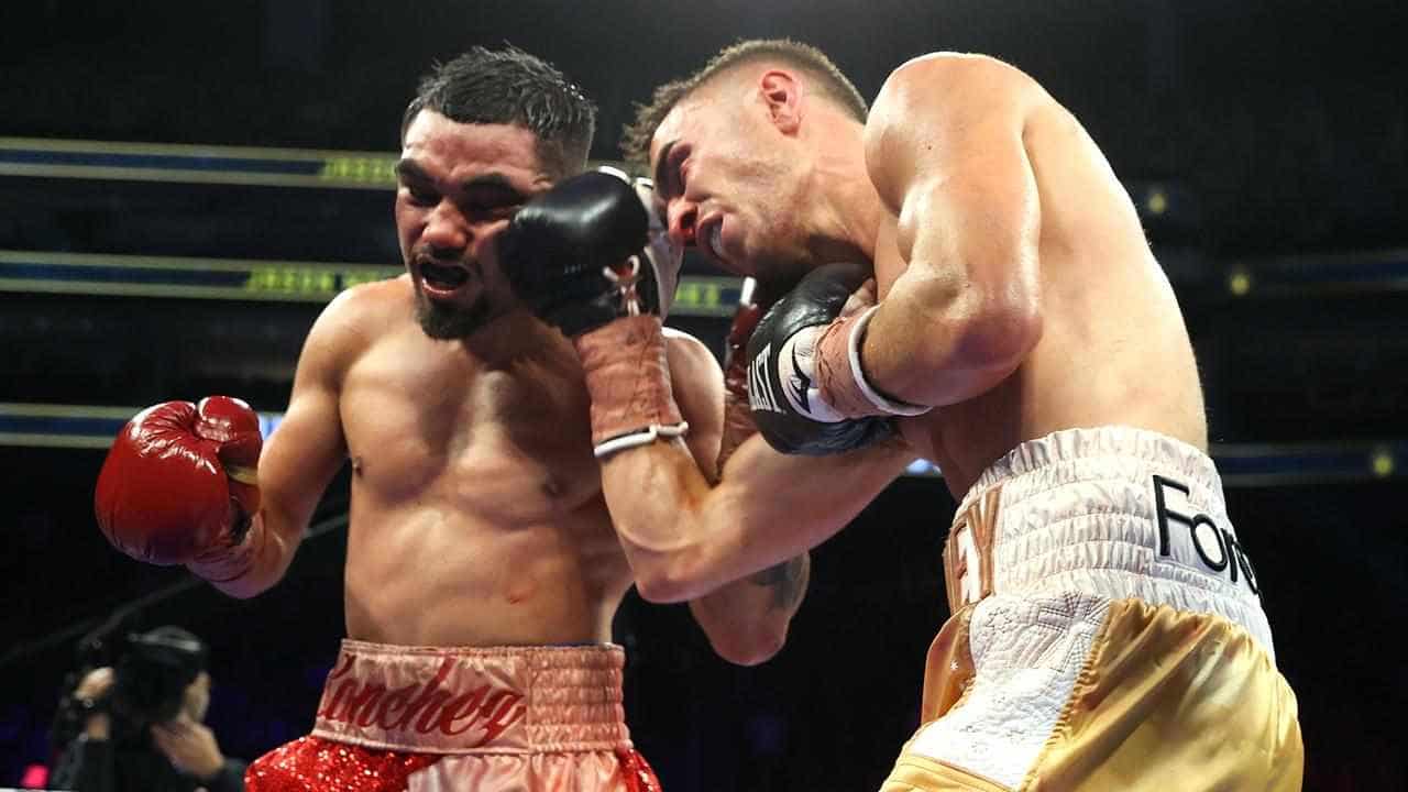 Moloney edges Sanchez in tense world title defence