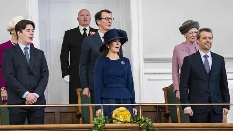 Mary steps out as Queen for right royal reception