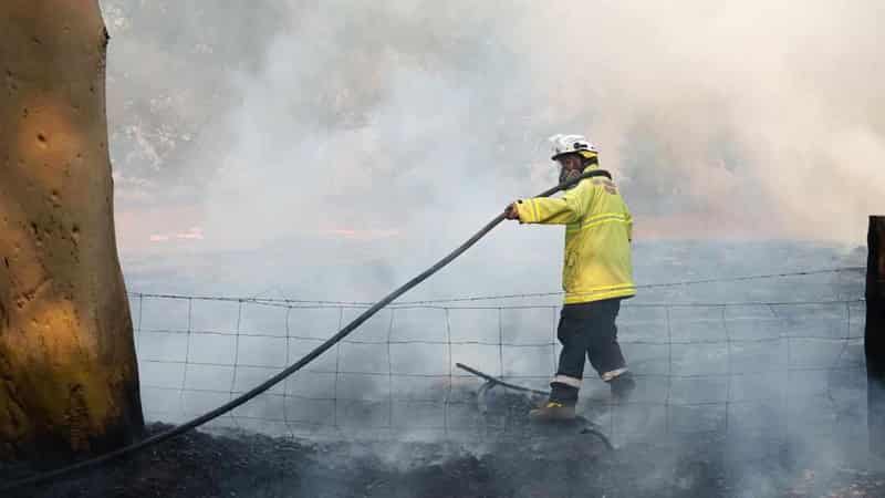 More homes destroyed as hot winds fan bushfire threat